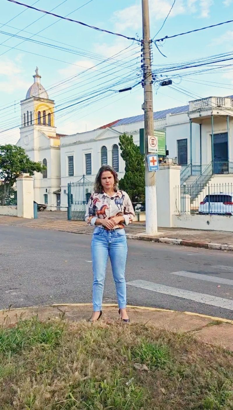 Dra. Merabe em frente à Santa Casa de Casa Branca durante investigação