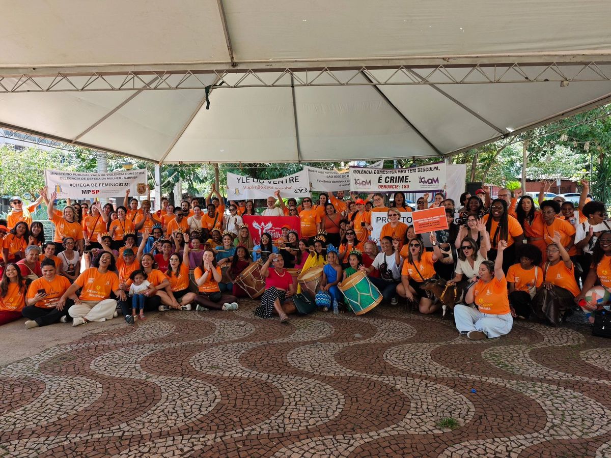 Encontro do Mulher Avante SP com dezenas de mulheres de camiseta laranja