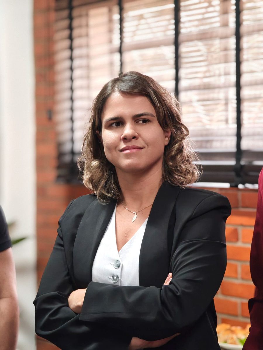 Dra. Merabe Muniz de blazer preto, braços cruzados